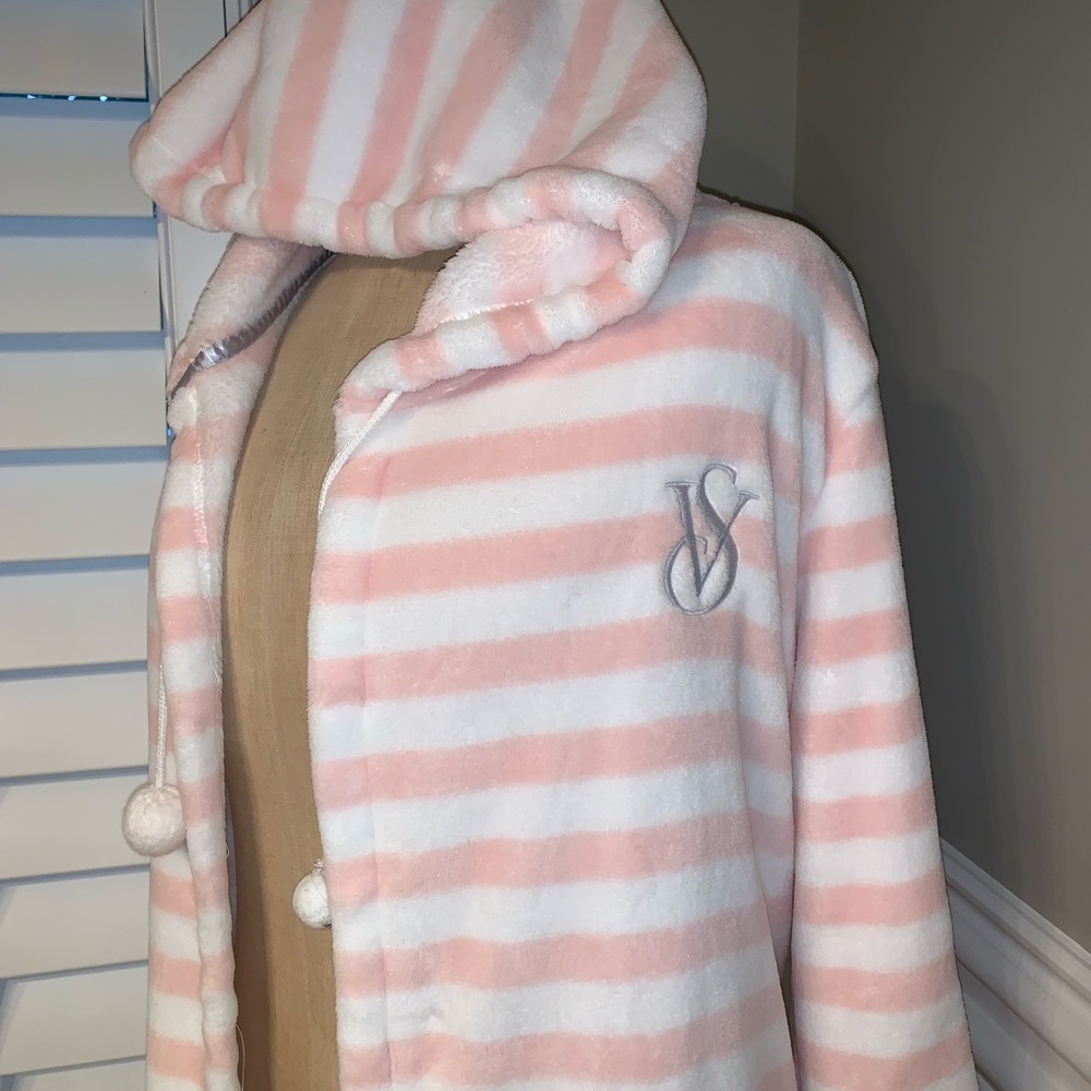 🛑🛑SOLD🛑🛑Victoria’s Secret Robe - Picture 2 of 4
